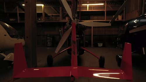 Hangar interno Gyrocopter 4K Rising Shot