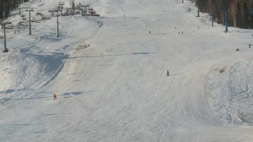 Vista aérea de una pista amplia y bien acondicionada en Sheregesh con remontes y esquiadores dispersos