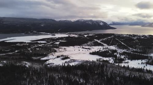 Désert de Carcross dans un paysage enneigé près du lac Bennett au coucher du soleil à Carcross, Yukon, Canada. Prise de vue aérienne