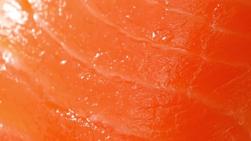 Nahaufnahme von dünn geschnittenem Lachs.
