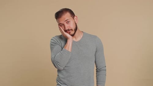 Homme fatigué, ennuyé, expression indifférente, épuisé par une histoire fastidieuse, pas intéressé par la communication