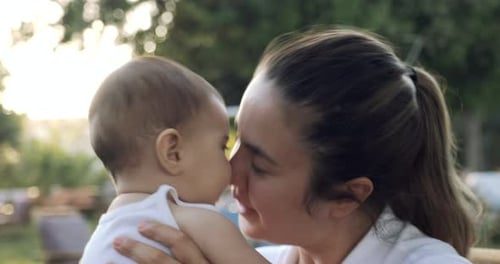 Madre e hijo divirtiéndose en el parque