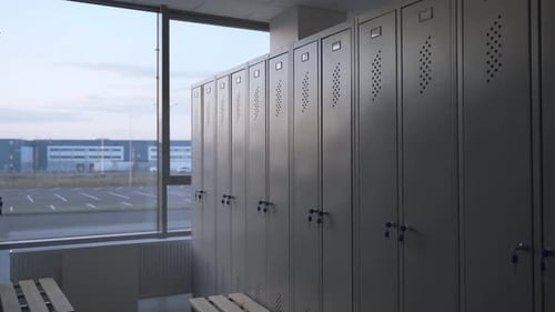 Le vestiaire comprend des bancs en bois placés près des casiers