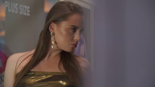 Porträt eines schönen, hellen Mädchens mit trendigem Make-up, das selbstbewusst in die Kamera schaut.