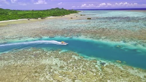 Boat Navigating Shallow Turquoise Waters Tropical Island Reef Paradise
