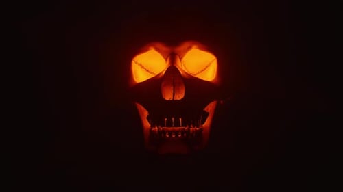 Halloween-Totenkopf, der auf schwarzem Hintergrund leuchtet