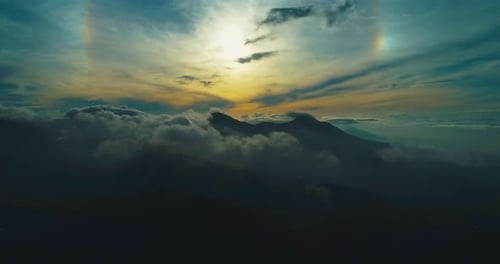 Magnifique coucher de soleil à l'horizon derrière les montagnes et les nuages.
