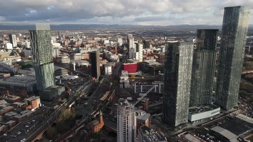 Vuelo aéreo con un Zumbido que muestra una gran visión general de la ciudad de Manchester y su impresionante arquitectura