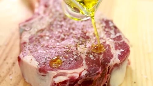 el chef prepara deliciosas carnes en el restaurante