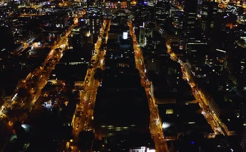 Vídeo em 4K de uma cidade à noite