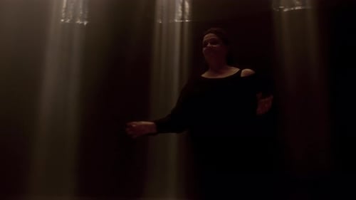 Femme dans un studio sombre dansant gracieusement