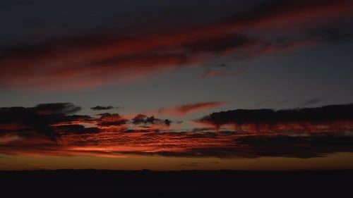 Malerischer Sonnenaufgang im Zeitraffer vergrößern