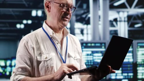 IT-Berater führt Server-Hub-Management durch