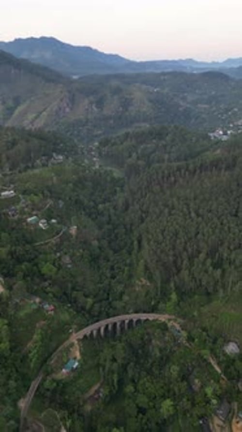 Vue aérienne du pont à neuf arches de Demodara, Ella, Sri Lanka