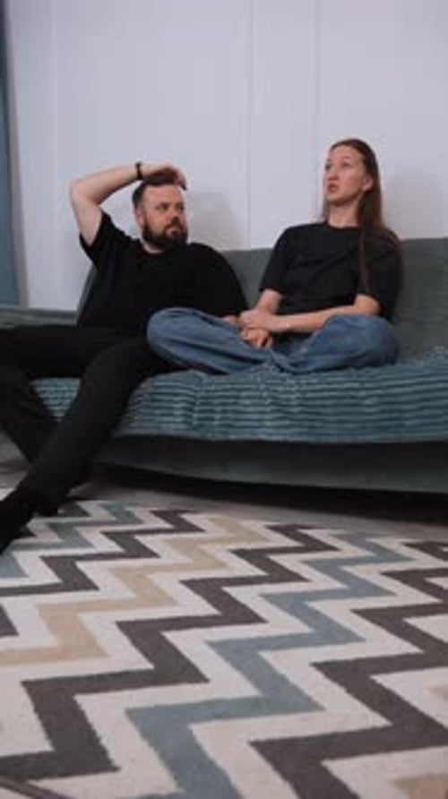 Paar spricht auf dem Sofa: Konfliktlösung durch Kommunikation