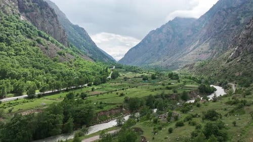 Kameraschwenk über Mountain Valley, Fluss und Felder