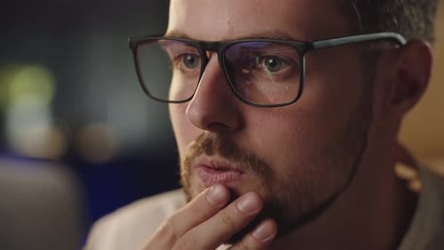 Geschäftsmann analysiert Börsenmann mit Brille schaut auf den Monitor und arbeitet mit Trends