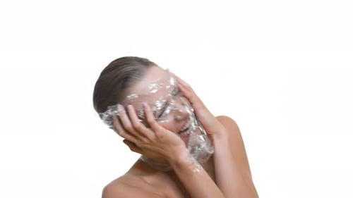 Aucun concept plastique. Modèle féminin avec tête enveloppée d'une feuille d'aluminium.