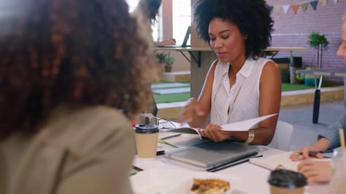 Reunión de planificación, comunicación en equipo y mujeres hablando sobre la idea de colaboración de marketing en la oficina