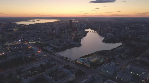 Ecaterimburgo ao entardecer, Rio Iset, metrópole em meio aos Urais, a modernidade encontra a história, metrópole, tela
