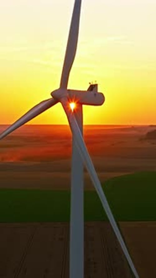 Vista aérea de la turbina de los molinos de viento que gira por el viento al atardecer Fuente de energía alternativa de electricidad