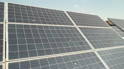 Sonnenkollektoren erzeugen Strom in einem Solarpark.