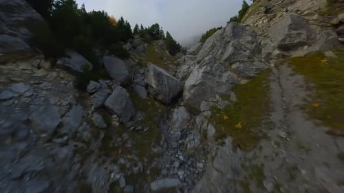 Manövrierfähiger FPV-Flug über die Bergkette in den Schweizer Alpen