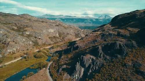 Vista aérea do rio que flui no vale