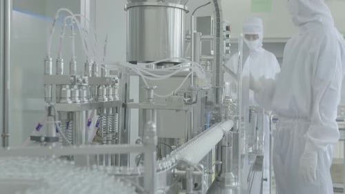 une usine de fabrication dans des conditions stériles, une main-d'œuvre qualifiée de scientifiques
