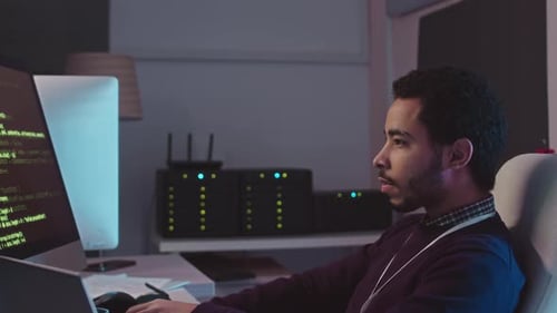 Softwareingenieur aus dem Nahen Osten, der im Serverraum arbeitet