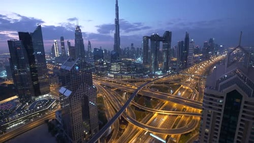 Paisagem urbana de Dubai ao entardecer com edifícios altos, rodovias, arquitetura moderna e luzes vibrantes da cidade