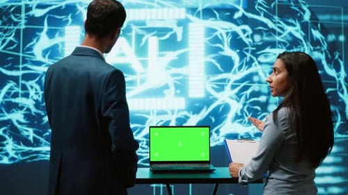 Startup-Mitarbeiter schauen sich Diagramme mithilfe von KI-Software auf einem Mockup-Laptop an