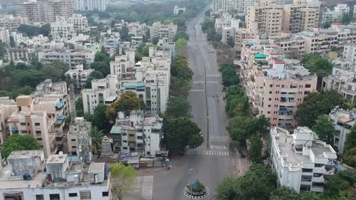 Drohnenaufnahme der Straße der Stadt in Indien während des landesweiten Lockdowns aus der Luft, um eine Übertragung zu vermeiden