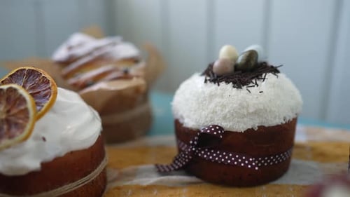 Traditionelle Osterkuchen, kreativ dekoriert mit weißem Zuckerguss, kandierten Früchten, Nüssen und Schokolade