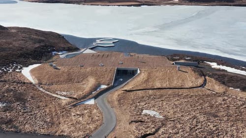 Balneario geotérmico Vok construido bajo tierra a orillas del lago Urriðavatn, parche de hielo