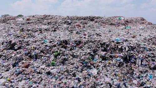 Drohne fliegt durch einen Haufen Plastikmüll auf einer Müllhalde