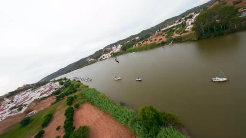 FPV-Drohnenflug entlang der Seilrutsche über den Fluss