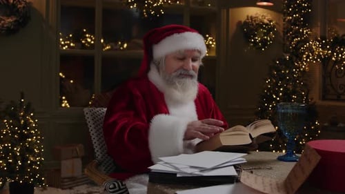 Le Père Noël lit un livre de référence