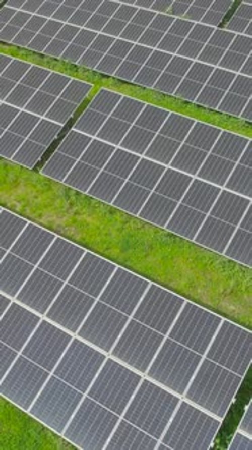 Vertikales Video der Energieaufnahme von Sonnenkollektoren aus der Luft