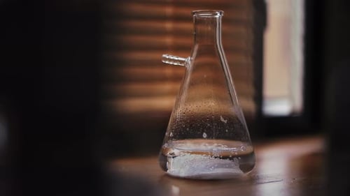 Réactif chimique liquide dans un flacon lors d'une leçon de chimie