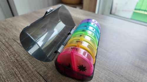 Boîte colorée en plastique pour consommer des pilules tous les jours. Agrandir la vue.