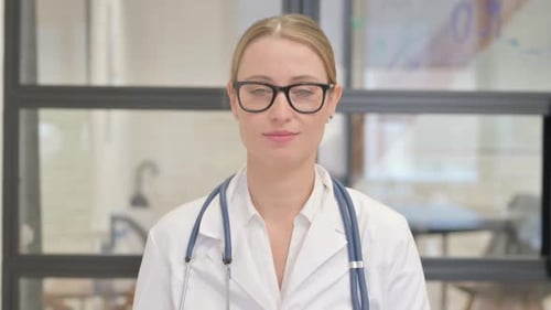 Selbstbewusst lächelnde Ärztin im Krankenhaus