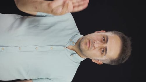 Vertikales Video von Der Mann, der die Nachrichten, die er hört, nicht mag, billigt sie nicht.