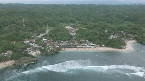 Luftaufnahme des tropischen Strandes mit dichten grünen Waldbäumen. Südküste der Insel Java. Hoher Salzgehalt