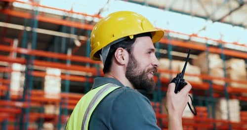 Hombre, radio y conversación en el almacén para logística, ángulo bajo y contento con el trabajo de inspección de seguridad