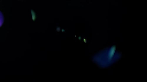 Collider-Kollektion: Mehrfarbiger Flare-Effekt mit fallendem Konfetti