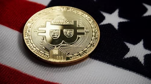 Kryptowährung Bitcoin gegen die Flagge der USA