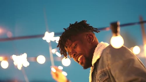 Homem negro, dançando e brilhando em festa de celebração de ano novo, evento