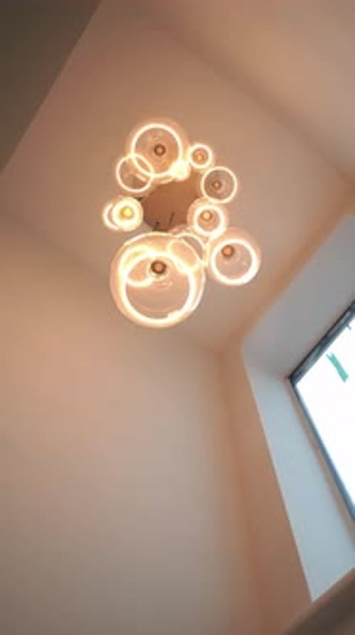 Lámpara de techo moderna y elegante de cristal para un ambiente interior cálido