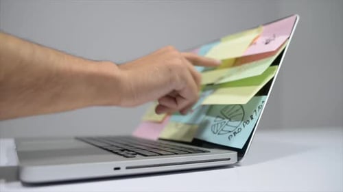 Haftnotizen auf dem Laptop